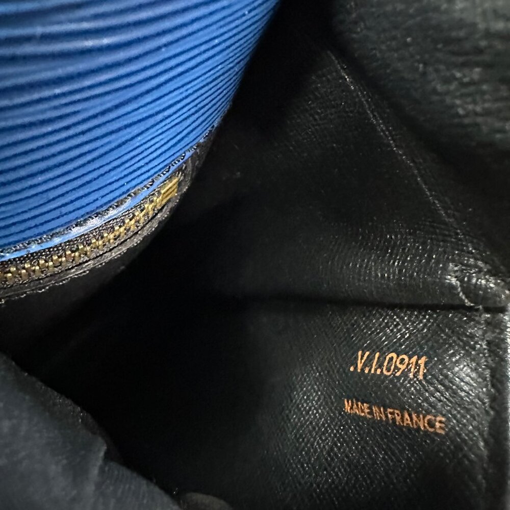 ❌SOLD❌ Authentic Louis Vuitton Saint Cloud GM Epi Leather Crossbody Shoulder Bag - Picture 14 of 17